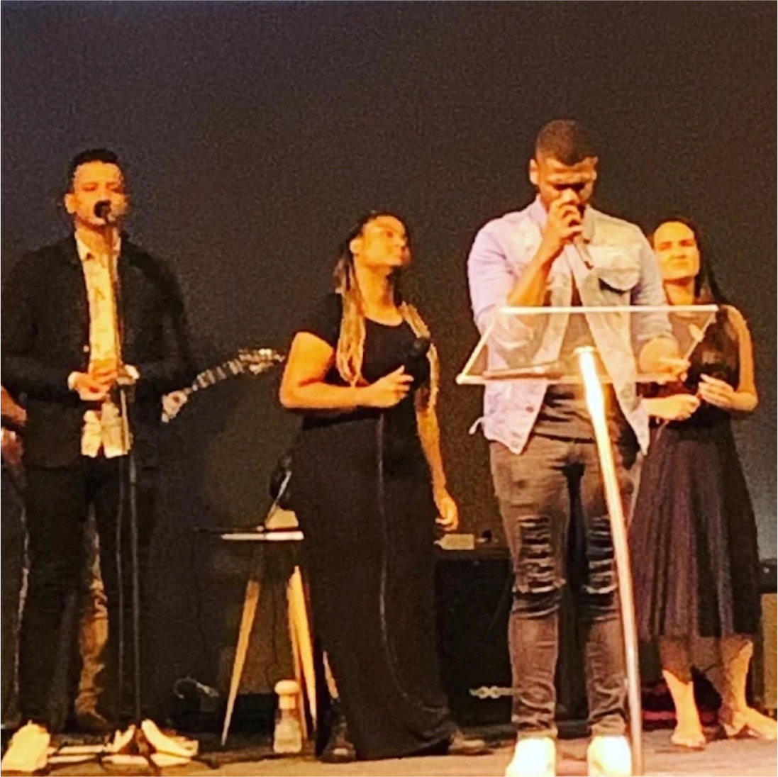 Crianças e famílias chegando para o culto