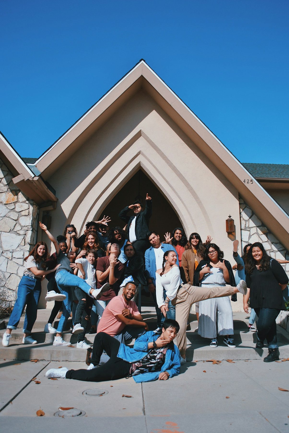Famílias reunidas em frente à igreja