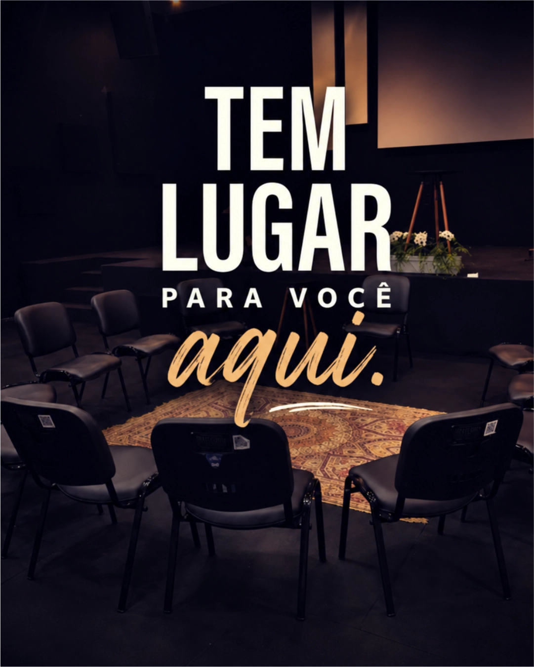 Pessoas reunidas e sorrindo em frente à igreja