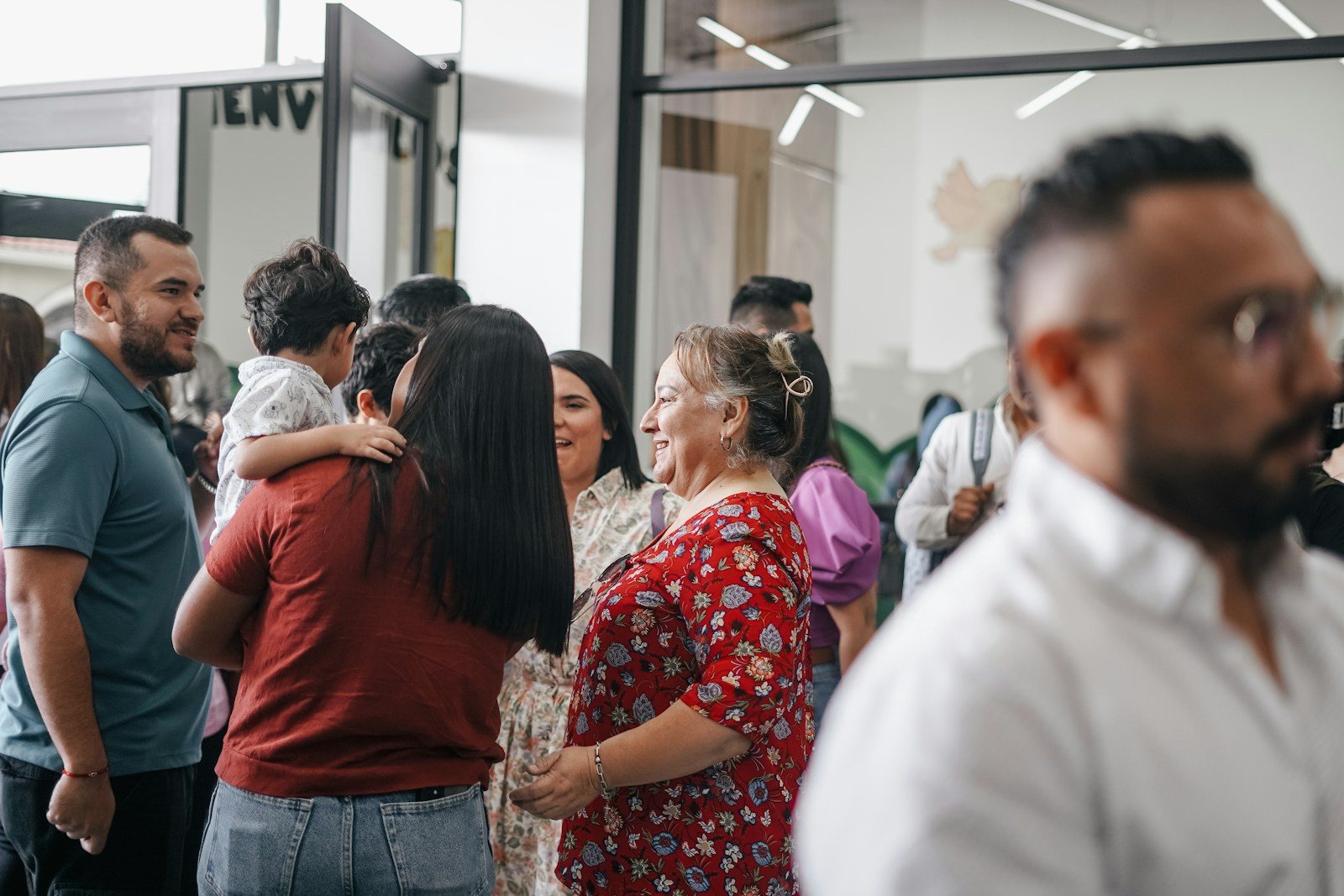 Pessoas conversando e sendo acolhidas na igreja